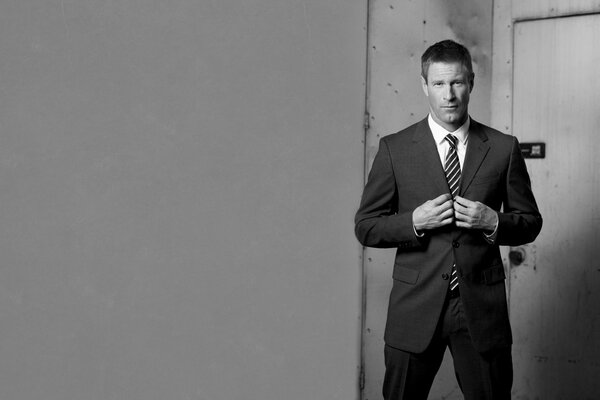 Beau et sérieux Aaron Eckhart