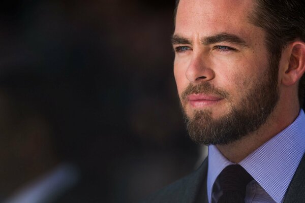 Portrait de Chris Pine à la barbe