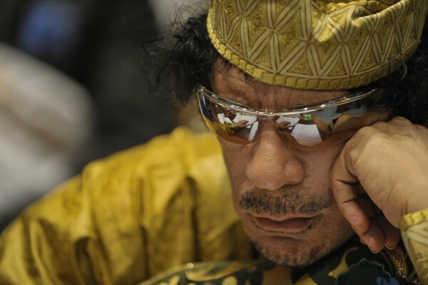 Kadaffi dans des lunettes de soleil