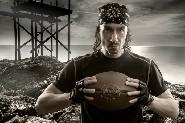 Homme avec ballon de rugby dans les mains