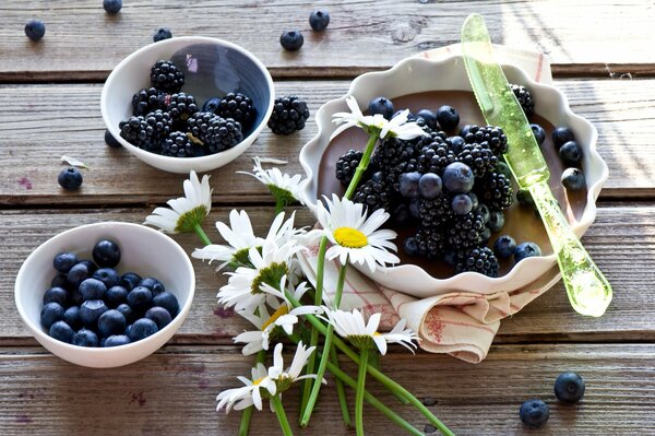 Tarte, baies et camomille sur la table