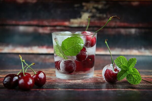 Smoothie aux cerises, à la menthe et à la glace