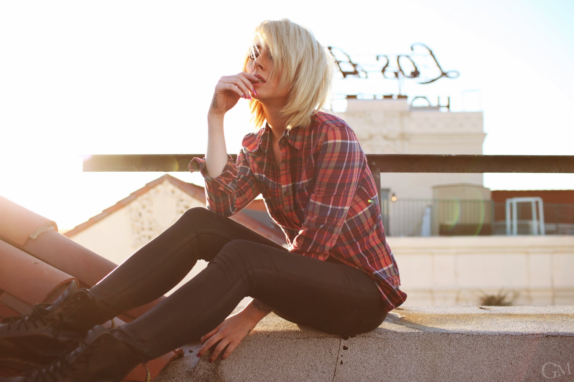 alysha net fille blonde modèle chemise humeur