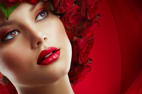 Fille avec une Couronne de roses sur la tête