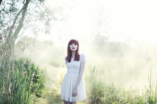 Rousse fille dans le brouillard