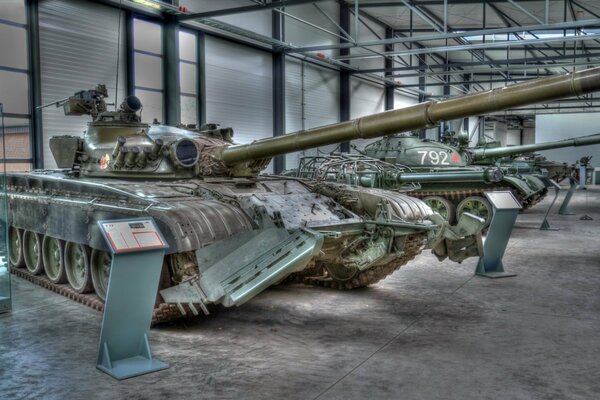 Véhicules blindés puissants au musée militaire