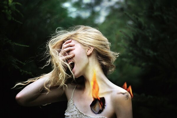 Une fille crie, blessée par le feu