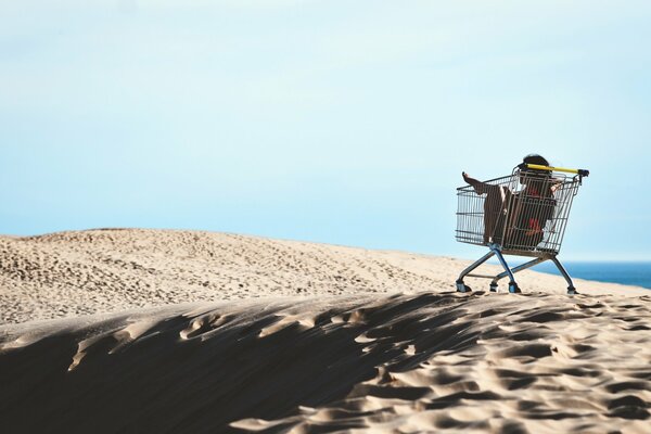 Jeune fille assise dans un chariot d un cent marchand au bord de la mer
