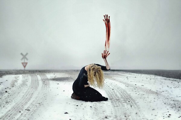 Fille dans un champ avec une main sanglante