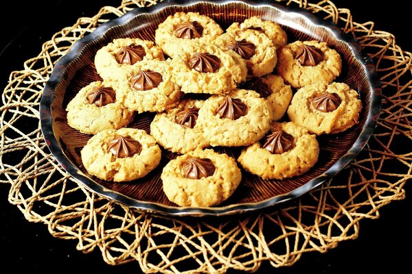Biscuits au chocolat sur un plateau