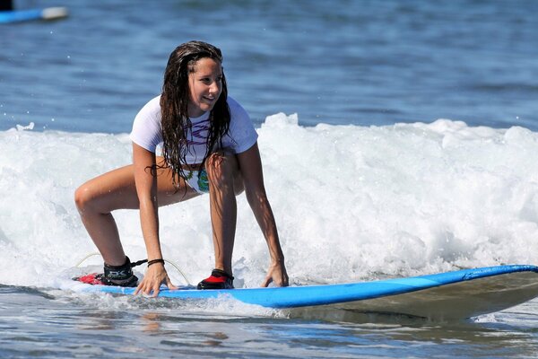 Surfeur fille attrape la vague