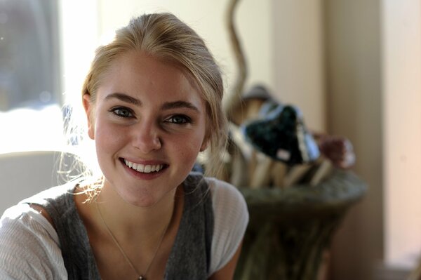 Belle jeune actrice blonde