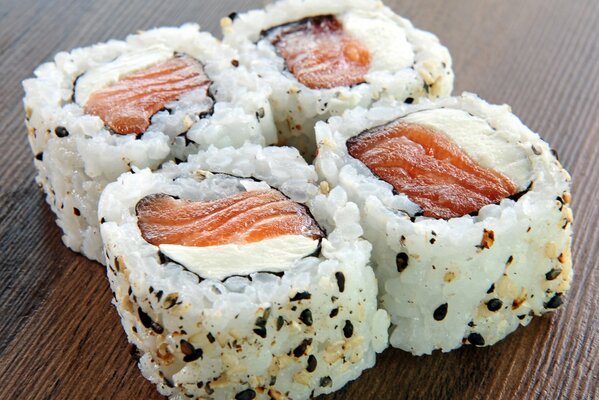 Cuisine japonaise, petits pains, sushi poisson, riz sésame fromage