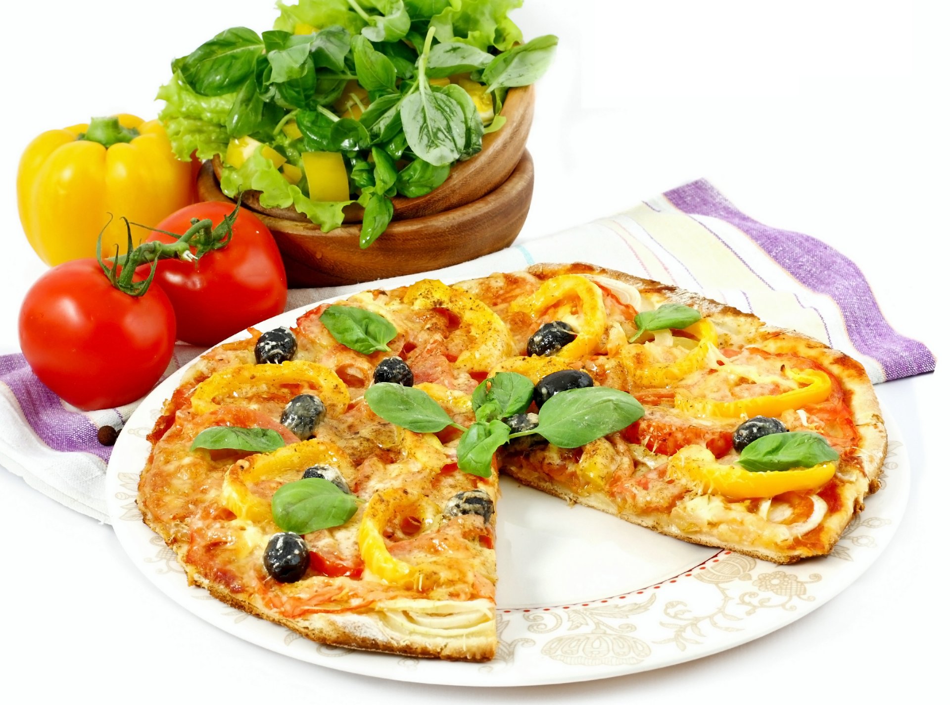 pizza cuisine italienne tomates oignons légumes verts poivre olive viande plat tomate poivron olives olives fromage serviette
