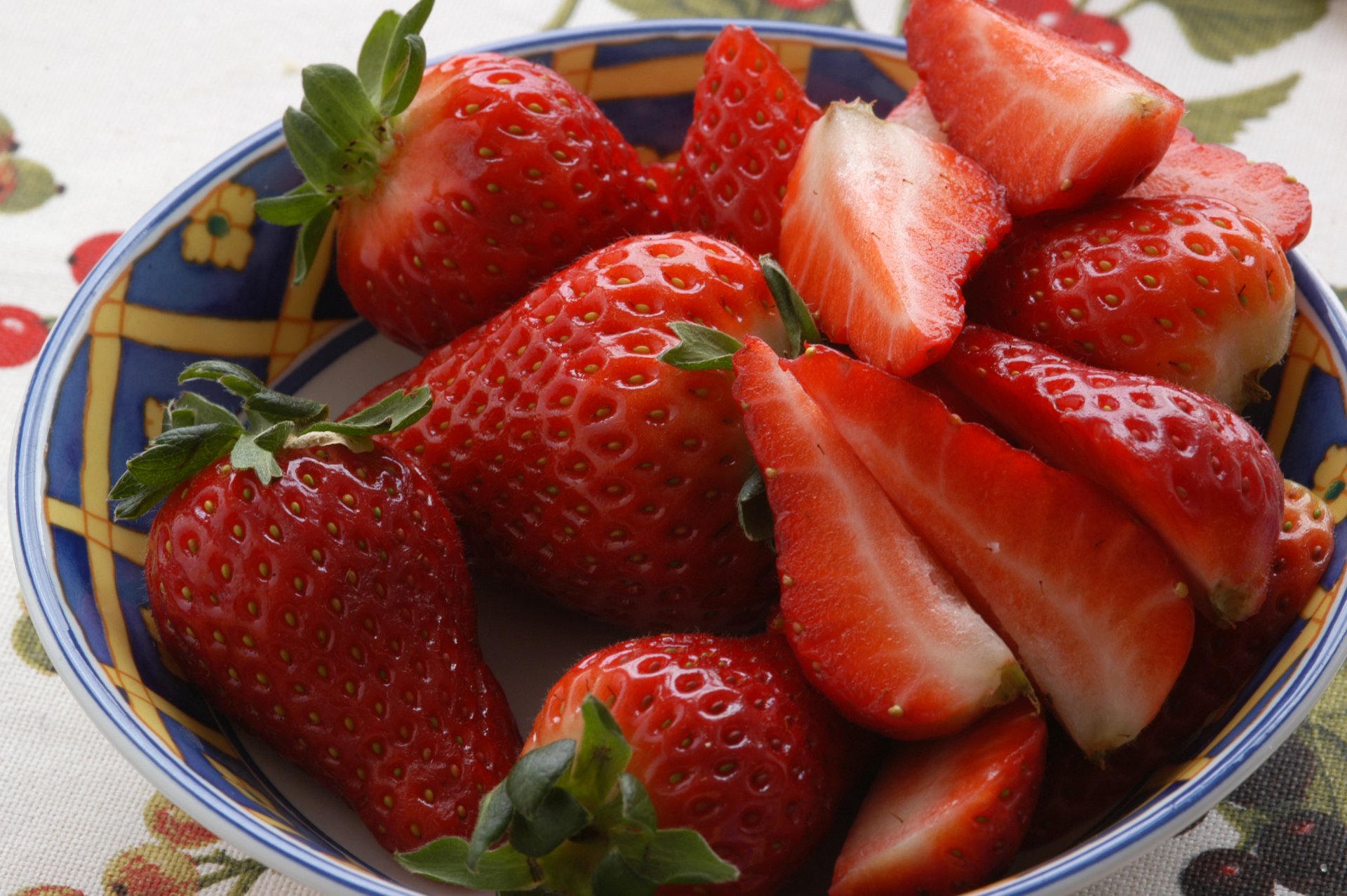fraise assiette baies rouges nourriture