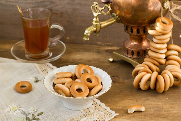 Thé dans des tasses à côté du samovar