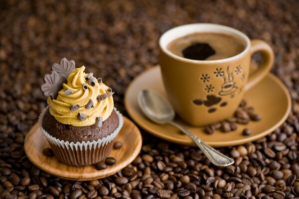 Café et gâteau sur une assiette de service