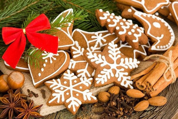 Biscuits de Noël avec glaçage sous l arbre de Noël