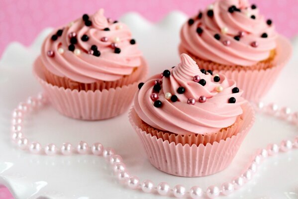 Muffins à la crème rose. Dessert sucré