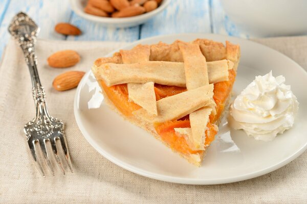 Tarte aux abricots sur une assiette avec une fourchette