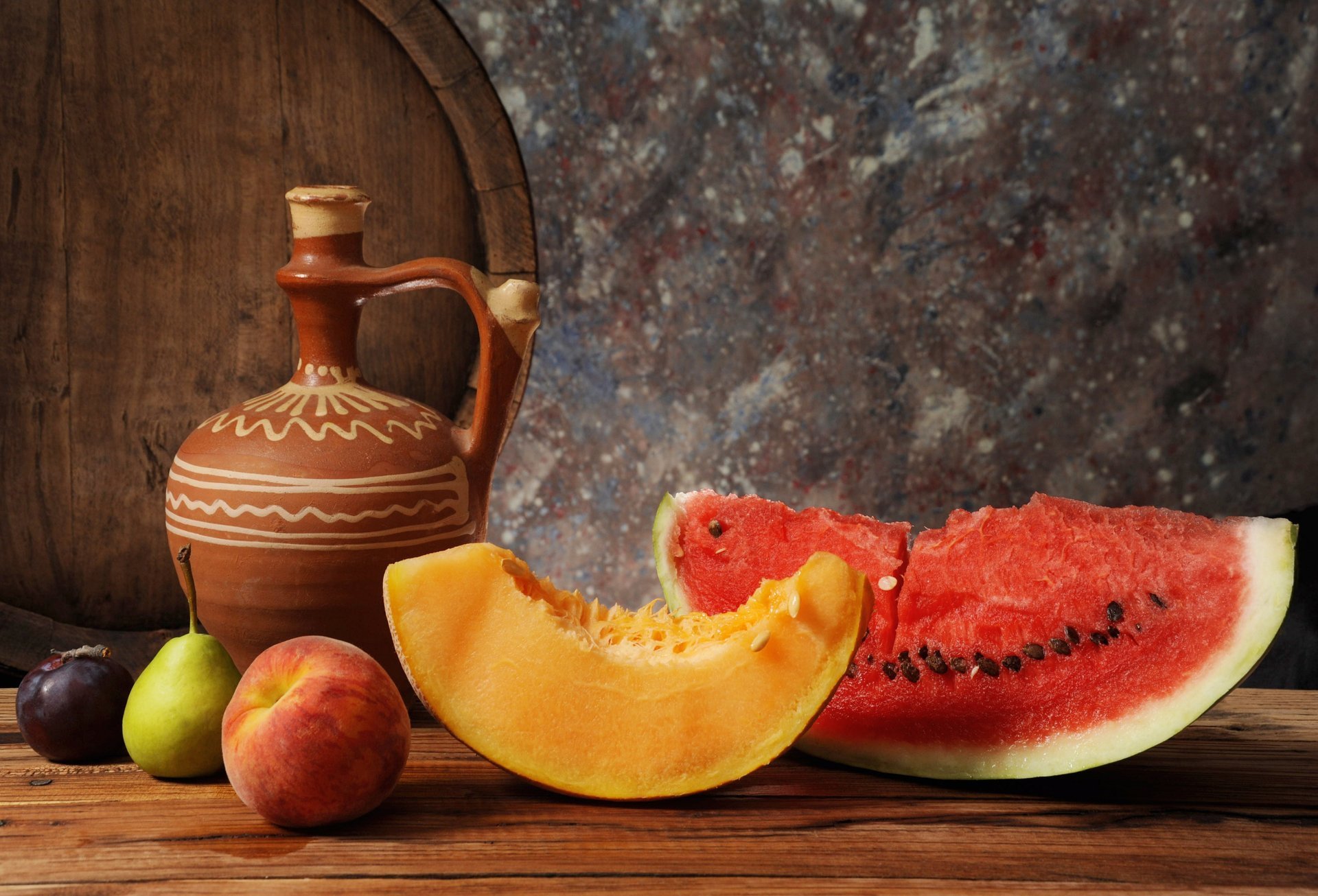pastèque melon pêche poire prune fruits nature morte cruche baril