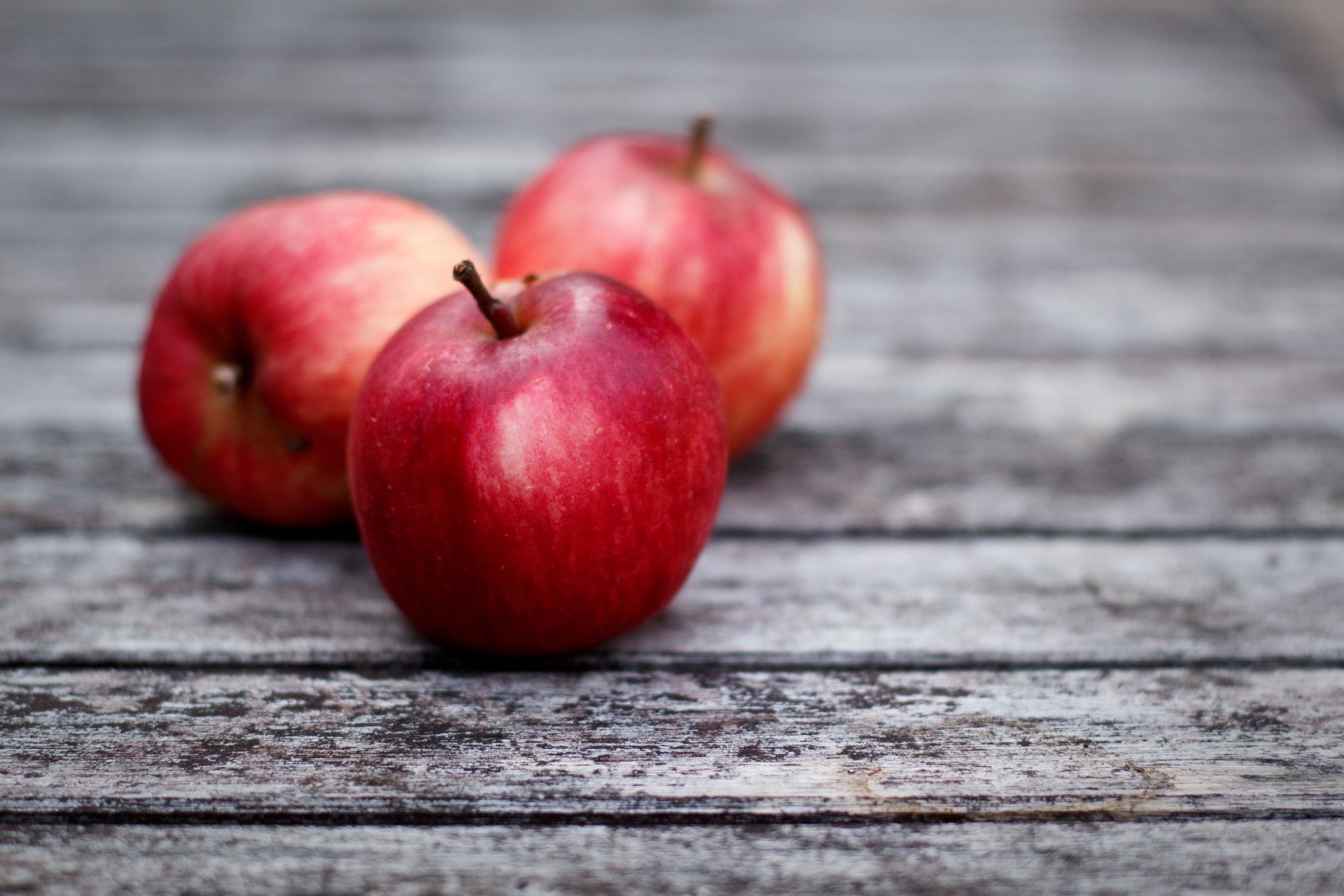 pommes rouges planches grises