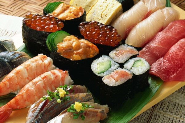 Plat de fruits de mer-petits pains au caviar et aux crevettes