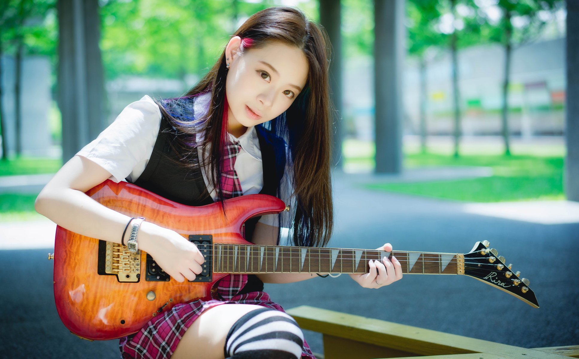guitariste oriental fille