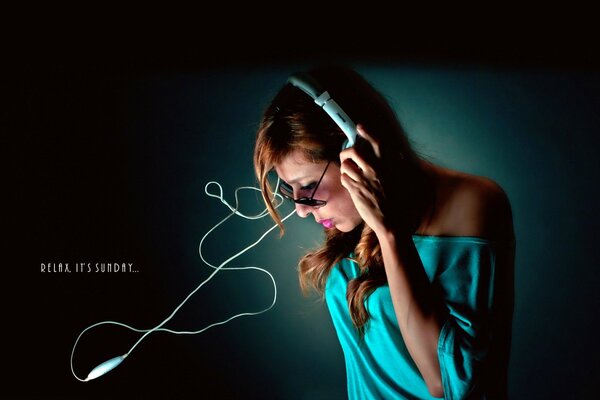 La jeune fille dans les écouteurs baissa la tête