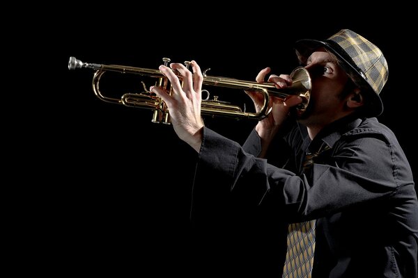 L homme au chapeau se moque de la trompette