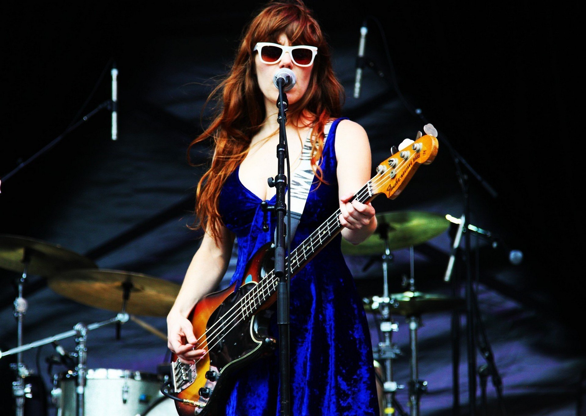 jenny lewis fille chanteuse guitare scène microphone photo