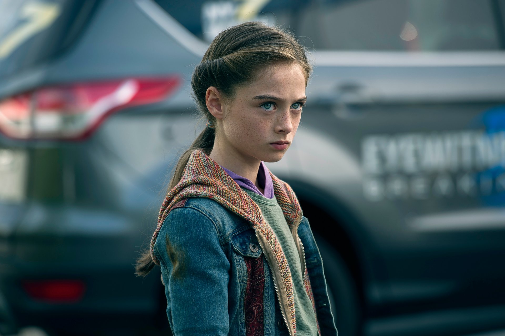 raffey cassidy dans le film la terre du futur tomorrowland