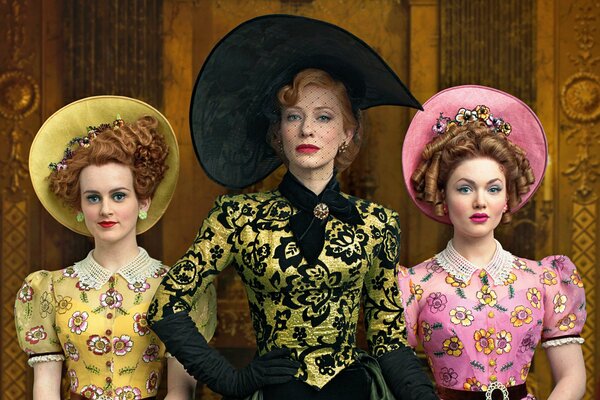 Belle-mère avec les filles du film Cendrillon 