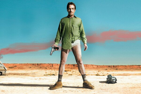 Homme en chemise et culotte avec un pistolet
