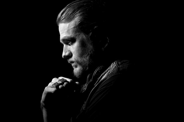 Bel homme sur fond noir