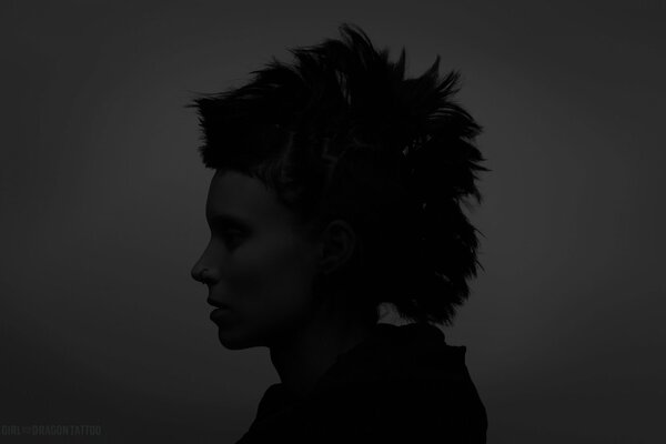 Silhouette de l actrice du film Fille avec un tatouage de dragon sur fond sombre. 