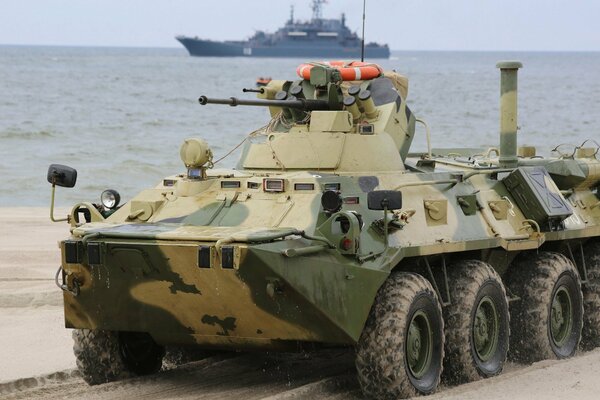 BTR-82 sur fond de navire de guerre