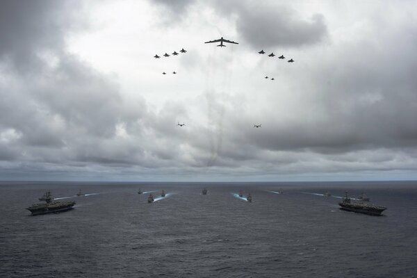 Une meute d avions survole des navires de guerre