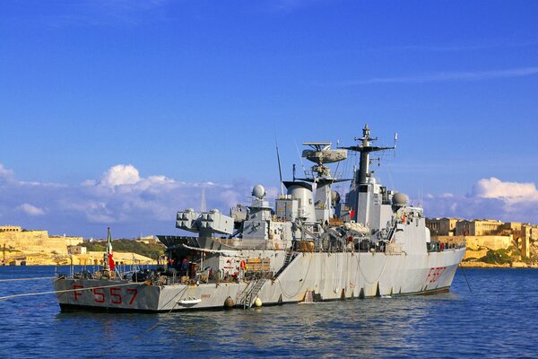 Vieux navire de guerre à quai. Navire Destroyer sur l eau