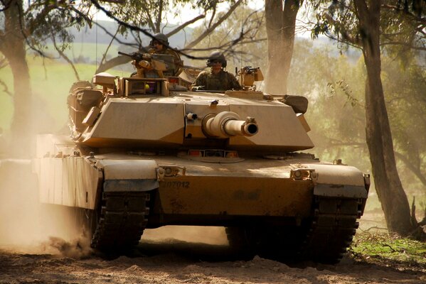 Élèves tankistes sur le char Abrams