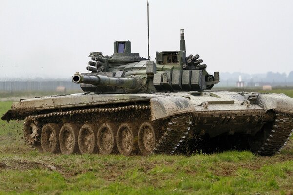 Le char t-72 effectue une mission de combat