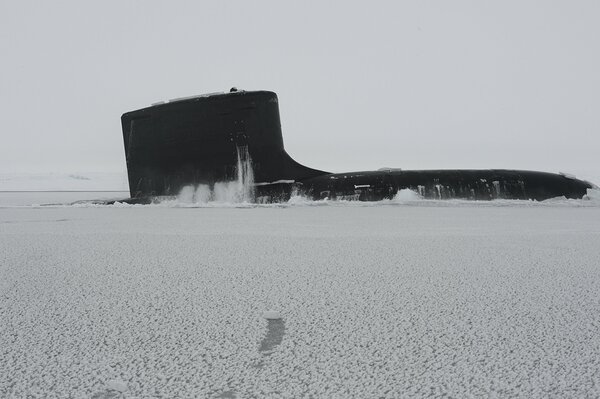 Sous-marin dans l océan Arctique