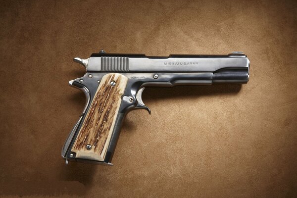 L arme est sur la table. Shining metal Guns