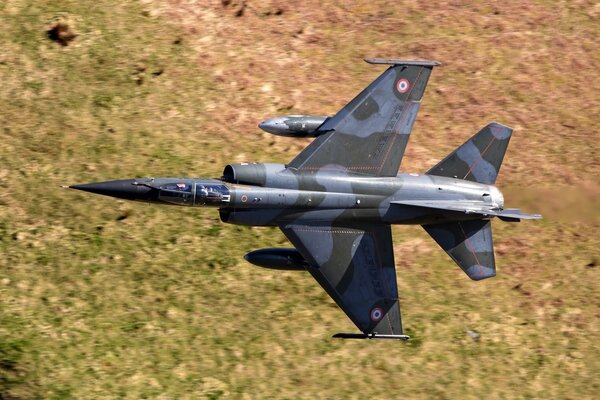 Avion de chasse en vol
