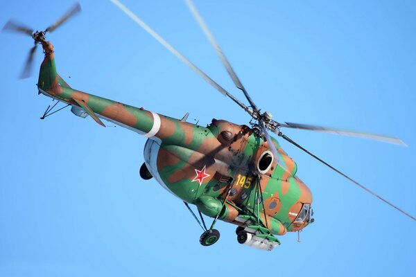 Un hélicoptère Mi-8 arrive pour frapper