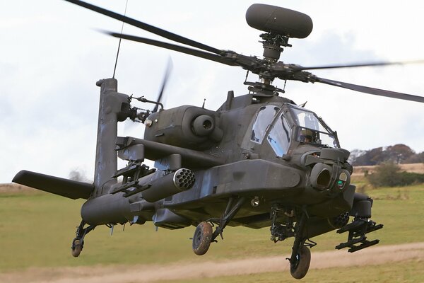 Grand hélicoptère militaire volant
