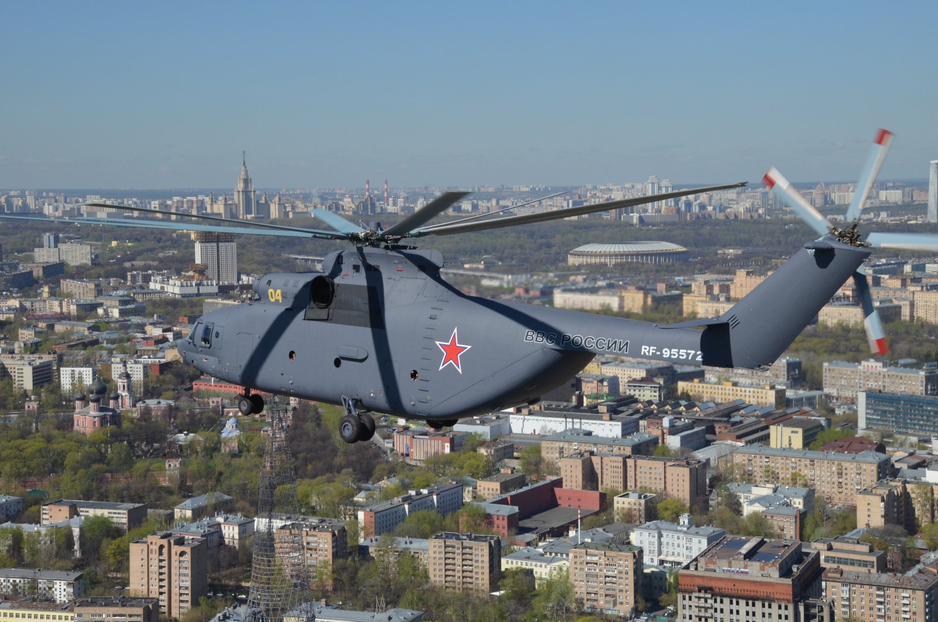 mi-26 armée de l air russe ville moscou vue d en haut stalinienne gratte-ciel tour shukhov mi-26 force russe de l air vol hélicoptère vue populaire staline gratte-ciel shukhov