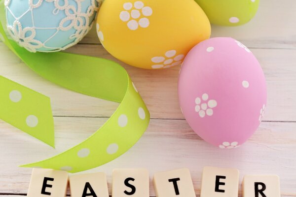 Carte de Pâques avec des oeufs colorés et des rubans