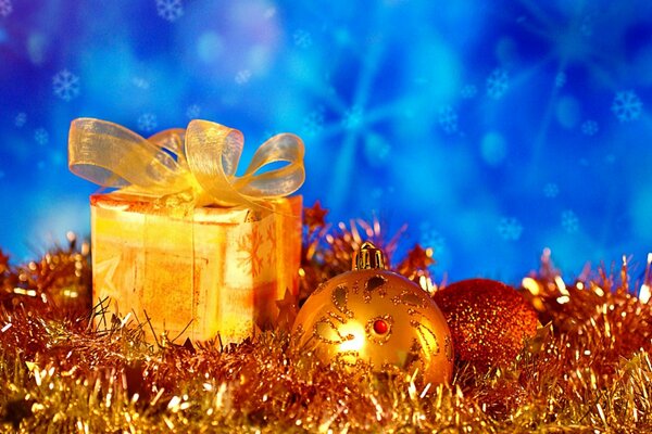 Cadeau jaune vif et décorations de Noël