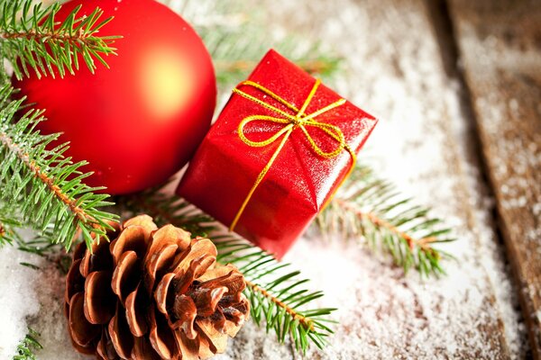 Arbre de Noël, cadeaux, décorations pour le Nouvel an